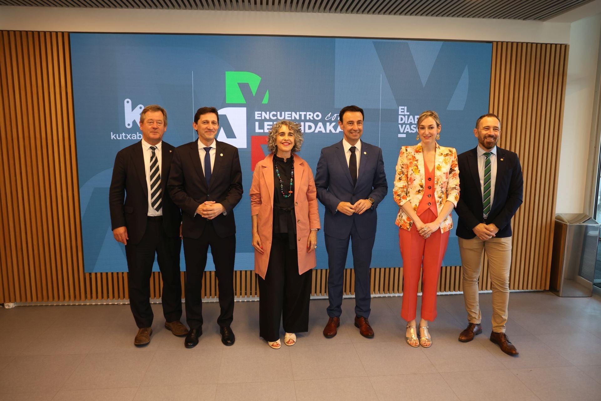Los consejeros del Gobierno Vasco Bingen Zupiria, Noël d'Anjou, Ibone Bengoetxea, Mikel Torres, Maria Ubarretxena y Denis Itxaso.