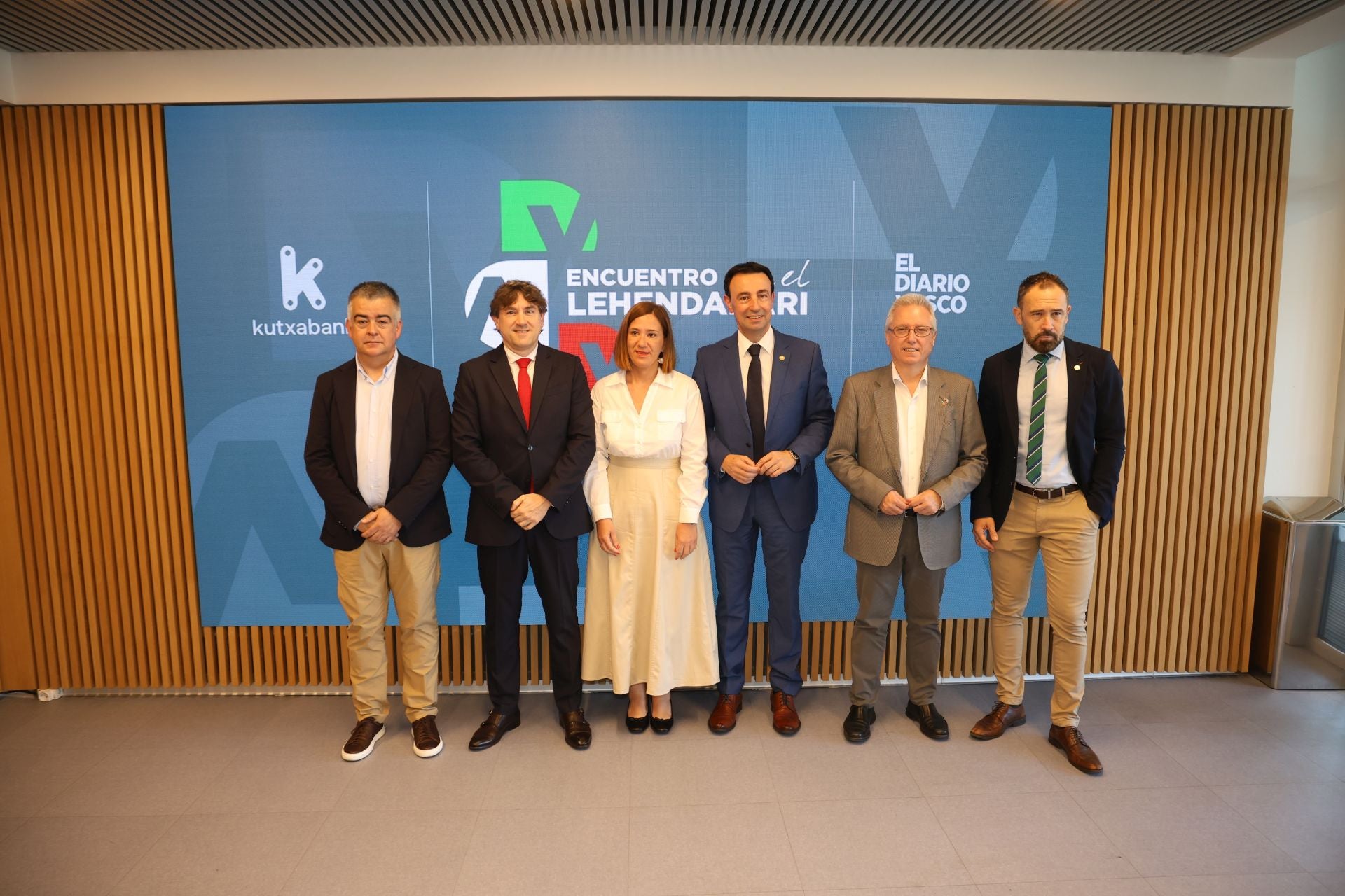 Los socialistas Miguel Ángel Morales, Eneko Andueza, Cristina Laborda, Mikel Torres, José Ignacio Asensio y Denis Itxaso.