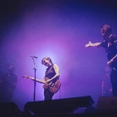 Lide Hernando, en el centro de la imagen, durante el concierto en el Palacio de los Deportes de Madrid.