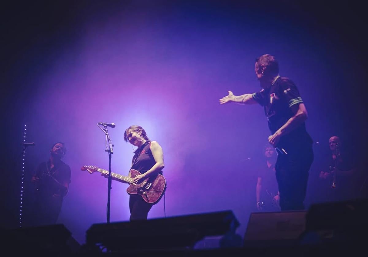 Lide Hernando, en el centro de la imagen, durante el concierto en el Palacio de los Deportes de Madrid.