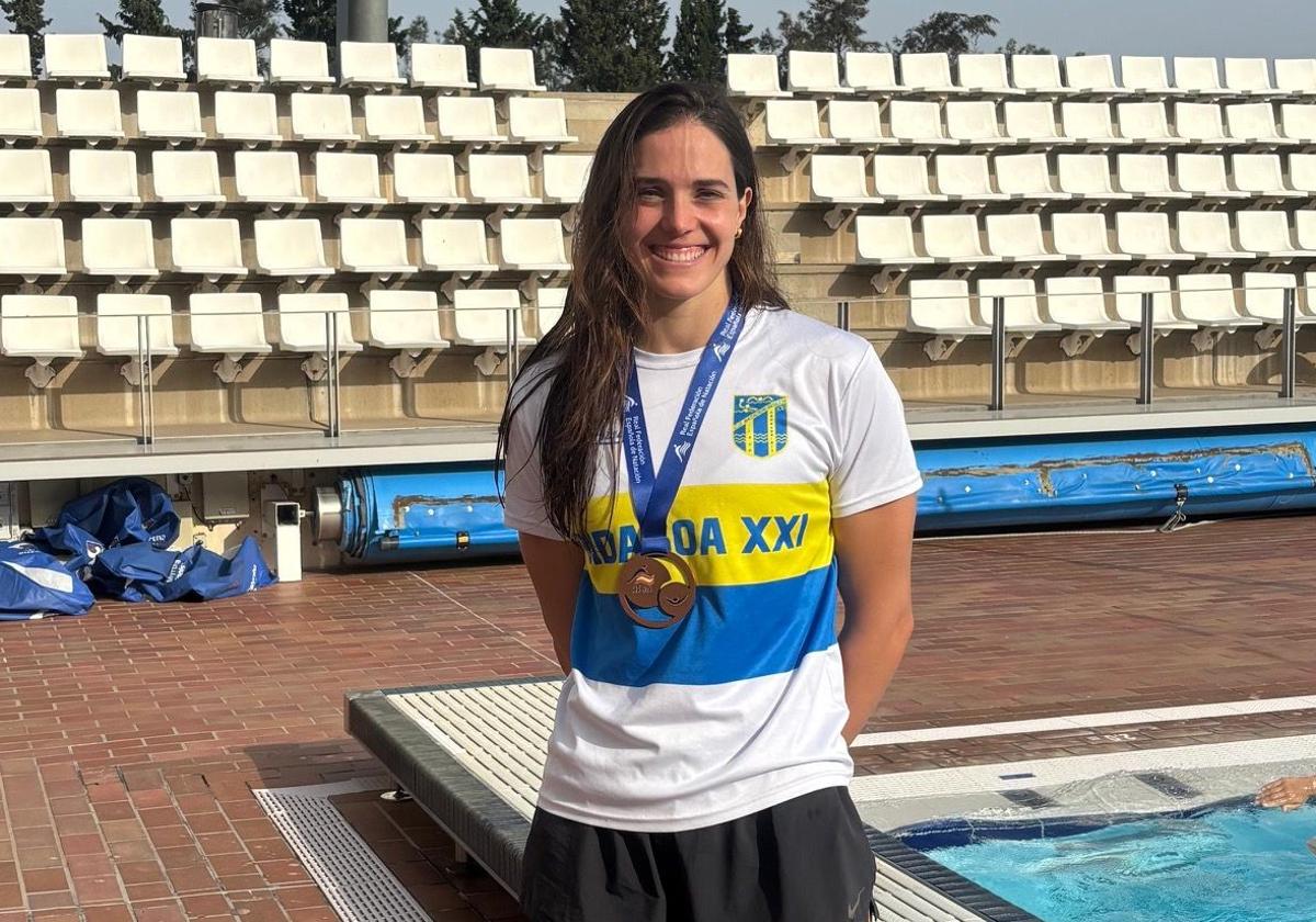 Amaia Cendoya posa con su medalla lograda en el Campeonato de España absoluto.