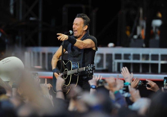 Actuación de Bruce Springsteen durante su último concierto en 2016 en el estadio Anoeta de San Sebastián.
