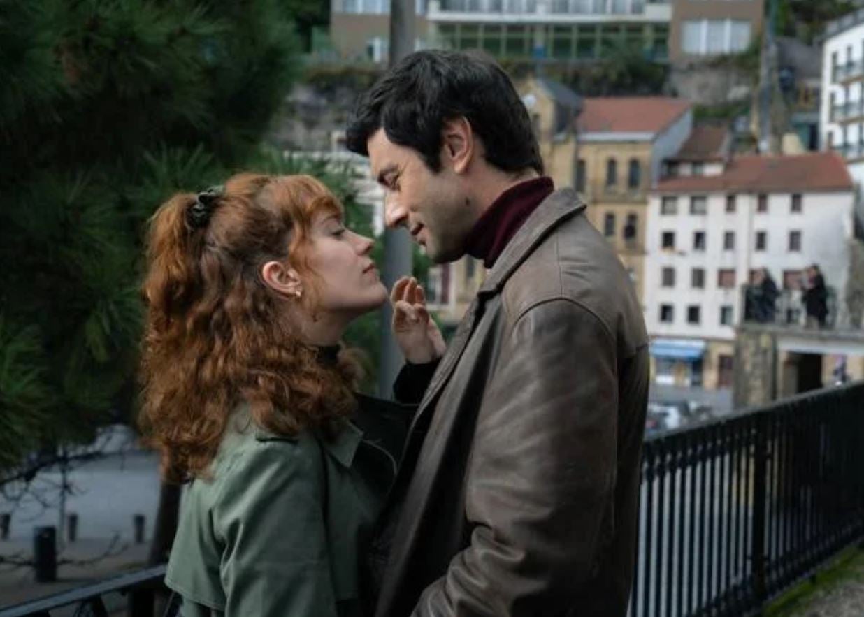 Itsaso Arana y Javier Rey en la Parte Vieja de San Sebastián.