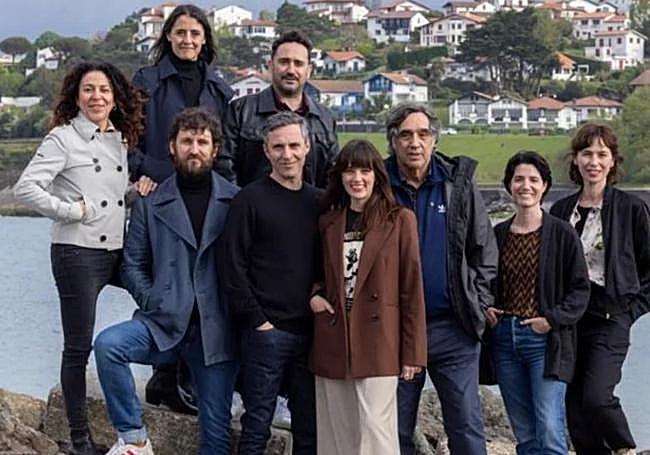 El equipo de 'Un fantasma en la batalla' en el País Vascofrancés.