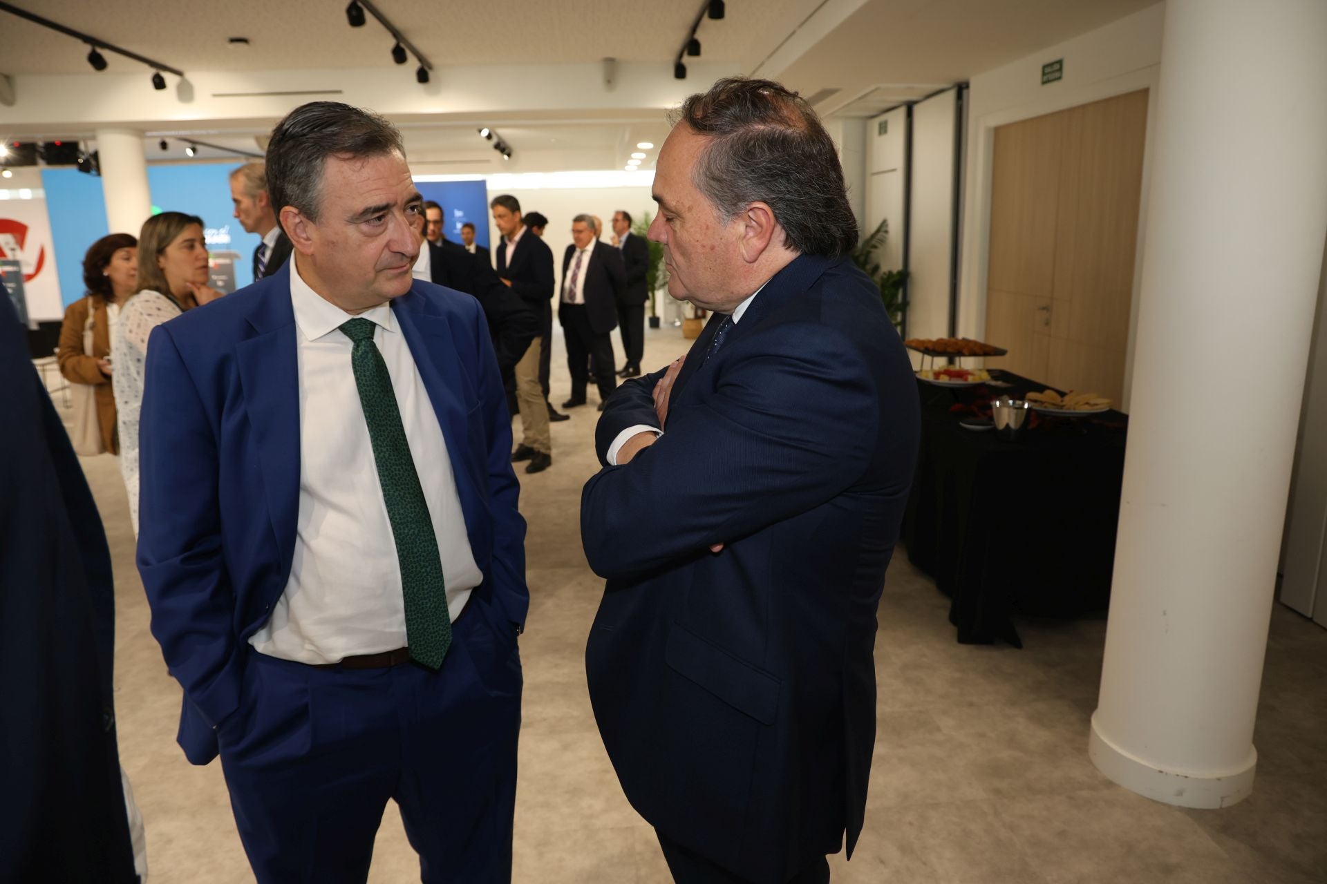 El presidente del PNV, Aitor Esteban, charla con el presidente de la Real Sociedad, Jokin Aperribay durante el café posterior al encuentro en DV Gunea.