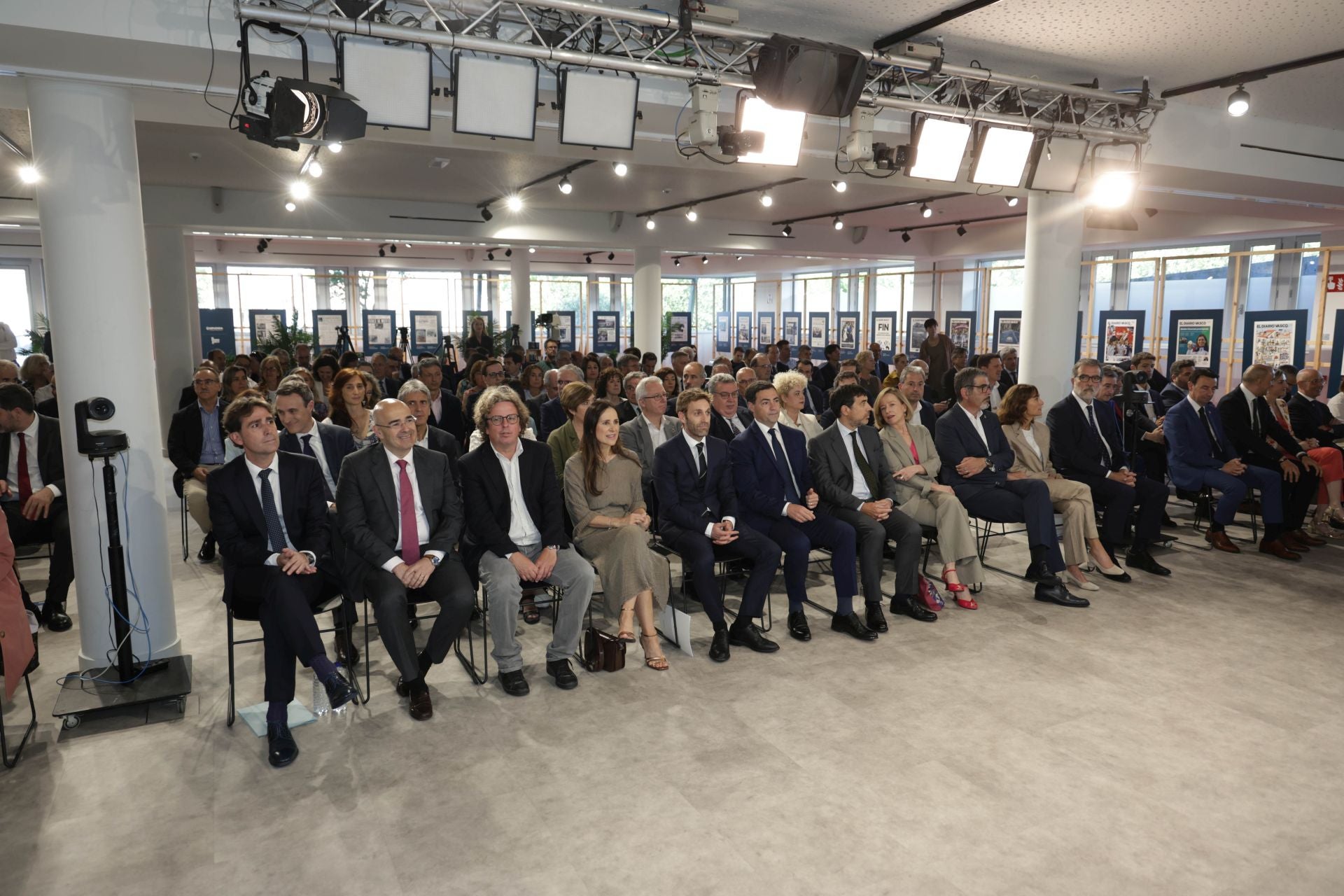 Asistentes al encuentro con el lehendakari al comenzar el evento.