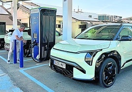 El Kia EV3 se está posicionando muy bien en el mercado español donde está logrando unas ventas de 500 unidades al mes, una cifra impensable hace poco tiempo. De hecho, de enero a mayo han vendido 2.294 unidades, siendo el segundo coche eléctrico más vendido tras el Tesla Model3.