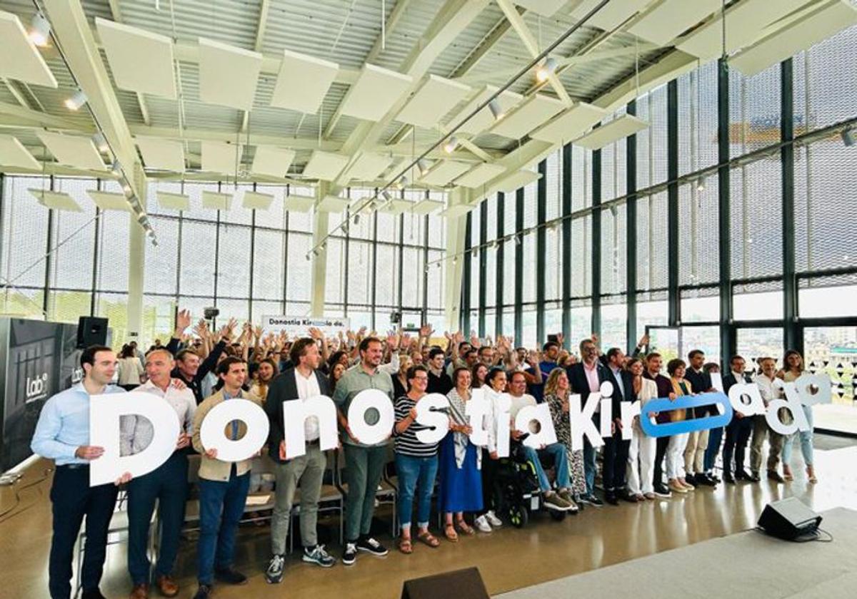 Presentación del nuevo logo de Donostia Kirola, con la O alargada en color azul.