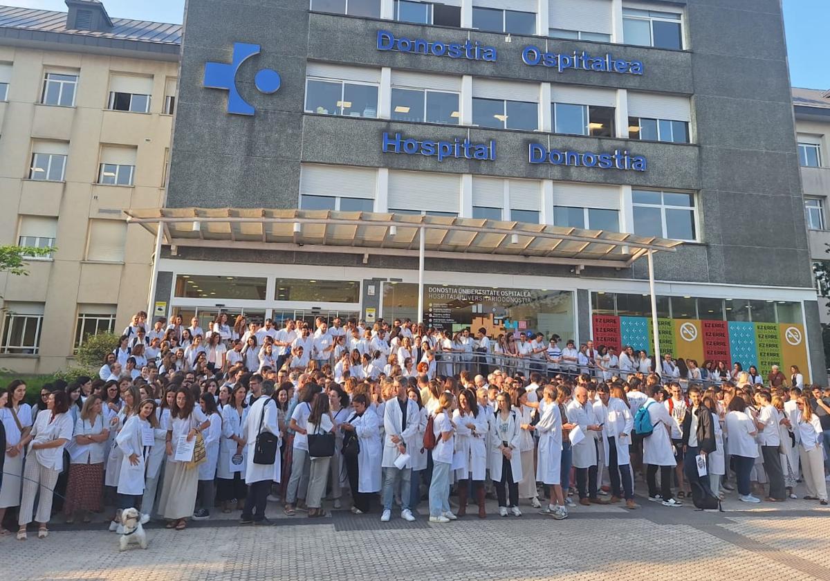 Operaciones aplazadas y consultas suspendidas por la huelga de los médicos para exigir mejoras en horarios y jubilación