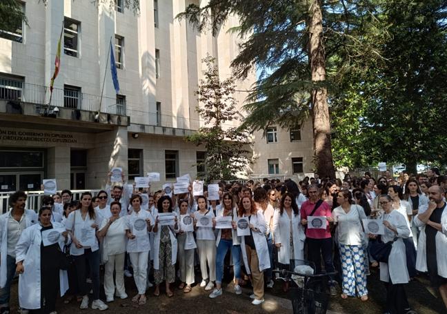 Un grupo de médicos del Hospital Donostia ha continuado con sus protestas frente a la subdelegación