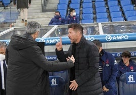 Imanol y Simeone discuten una jugada en un partido en Anoeta.