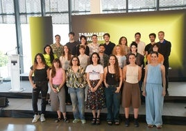 Los cineastas que ayer asistieron al encuentro en el Prisma, en una foto de familiaa.