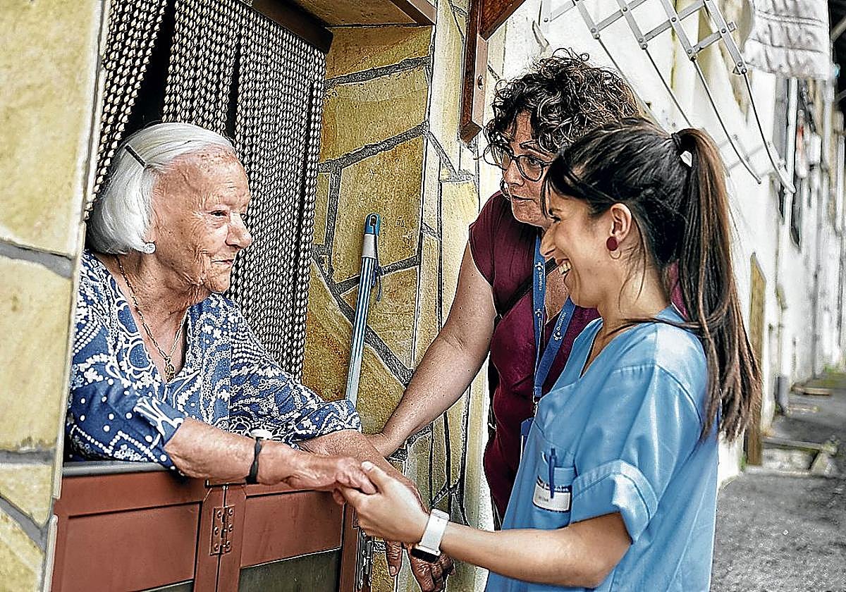 Karmele Beaskoetxea recibe en su casa de Bedia a la enfermera Amaia Goienetxe y a la médica Josune Tutor.