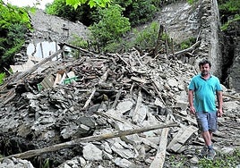 Daniel Claudiu posa delante de su caserío derruido en el barrio de Aldaba, en Tolosa.