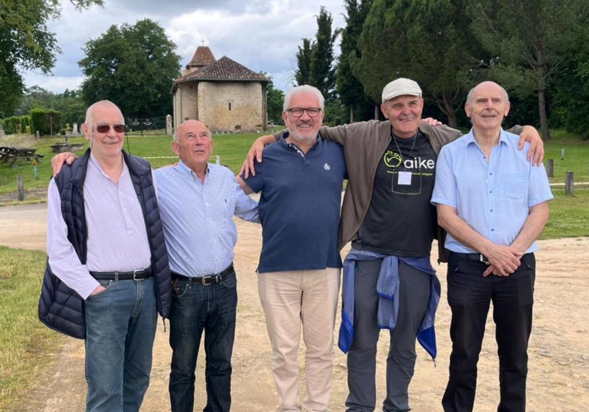 Stany de Rechter (alcalde de Stekene), Alain Gaube (alcalde de Labastide), Jacques Vandaele (club de Stekene), Joxerra Agirreurreta (Dorleta ), y un miembro del club Labastide.