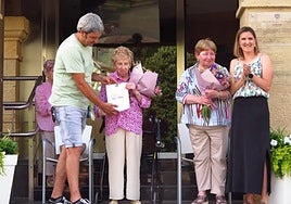 Julita Imaz y Pepita Urteaga, recibieron un caluroso homenaje frente al Ayuntamiento local.