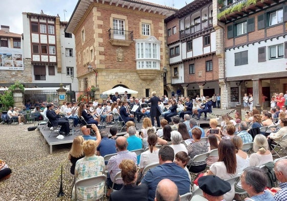 La banda suele ofrecer un par de conciertos al año en Gipuzkoa Plaza.
