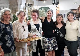 Clara Gutiérrez junto con algunas de las integrantes del grupo Belar Xendak en la exposición de la casa de cultura.