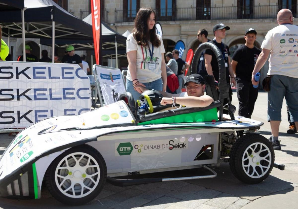 El coche creado por los alumnos de Hernani en la prueba desarrollada en Gasteiz.