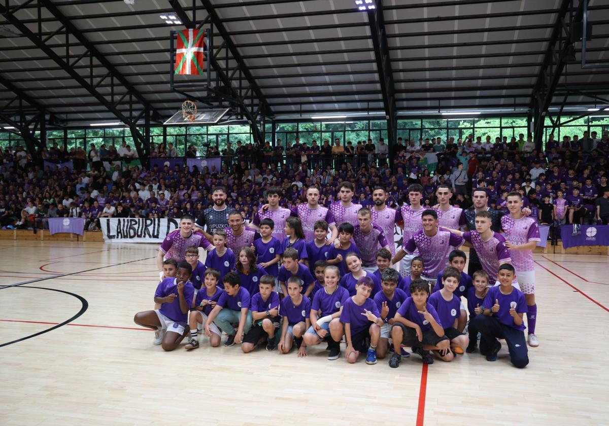 Unión entre plantilla y afición en Ibarra.