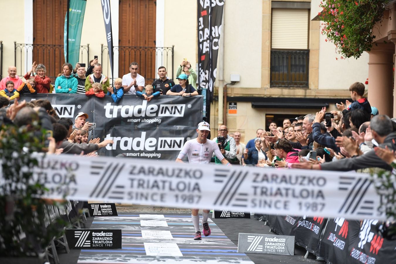 La lluvia no detiene a Montiel y Siffert en el triatlón de Zarautz
