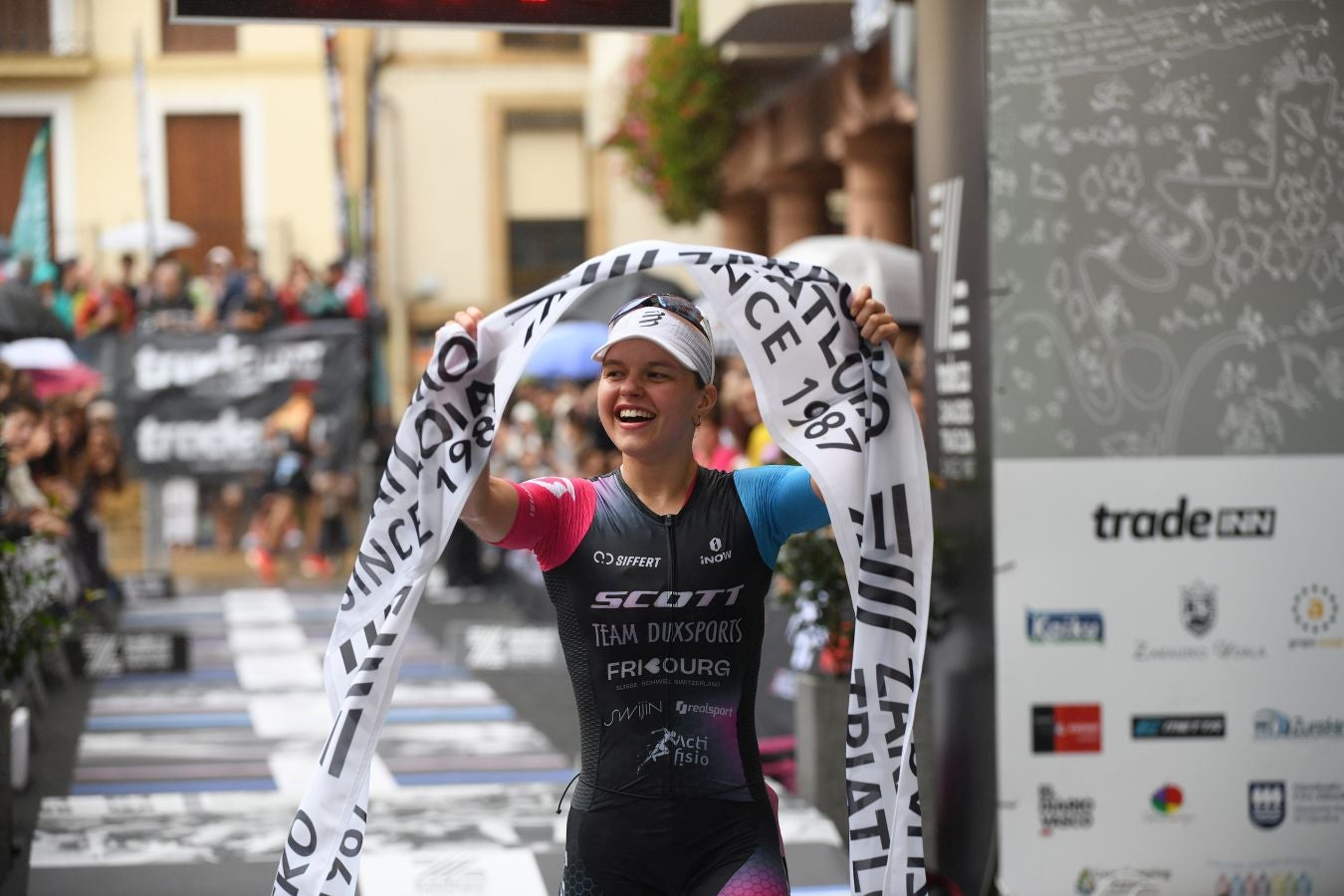 La lluvia no detiene a Montiel y Siffert en el triatlón de Zarautz