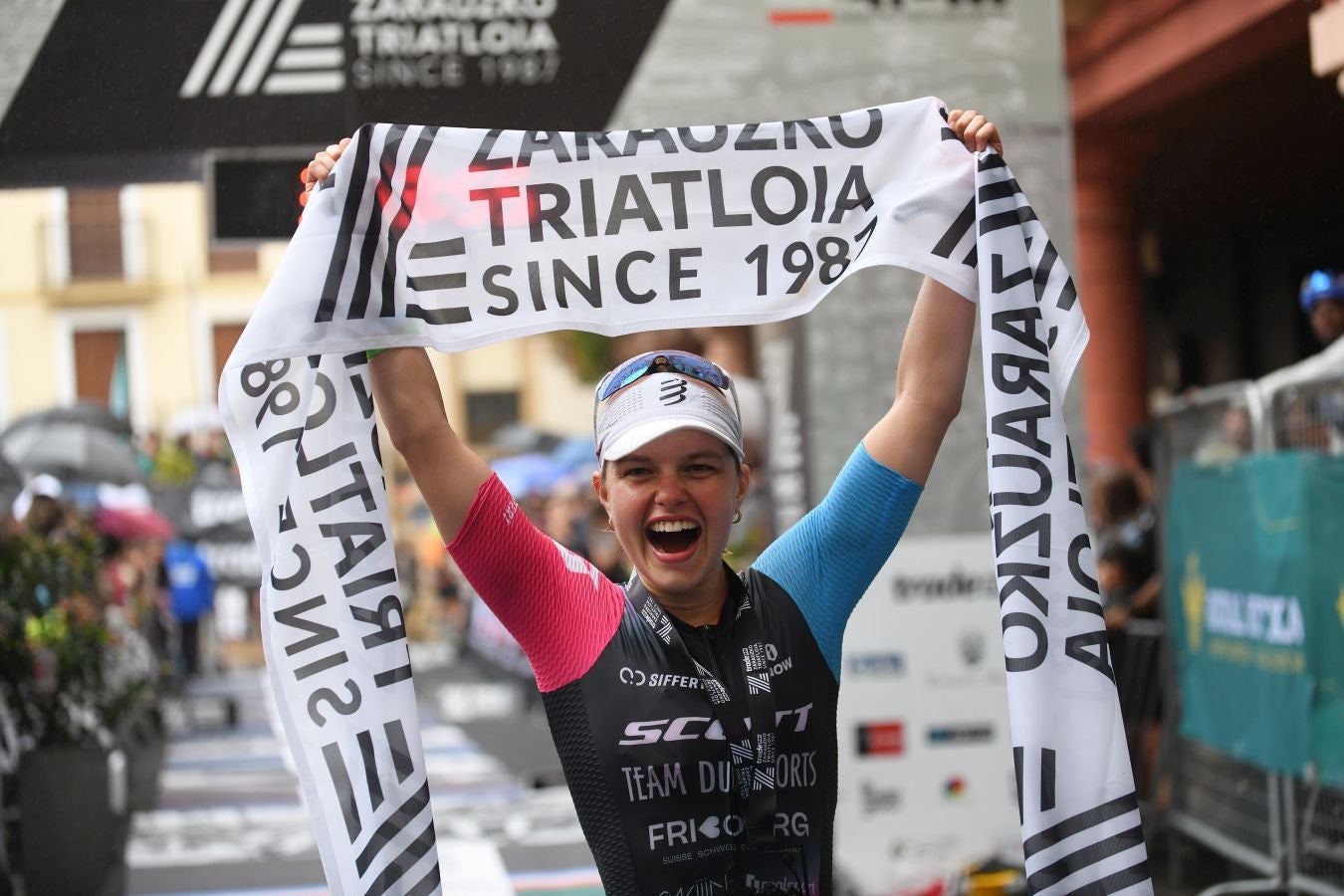 La lluvia no detiene a Montiel y Siffert en el triatlón de Zarautz