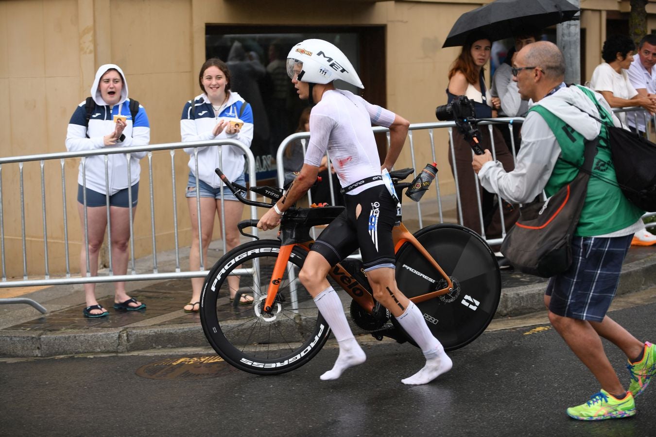 La lluvia no detiene a Montiel y Siffert en el triatlón de Zarautz