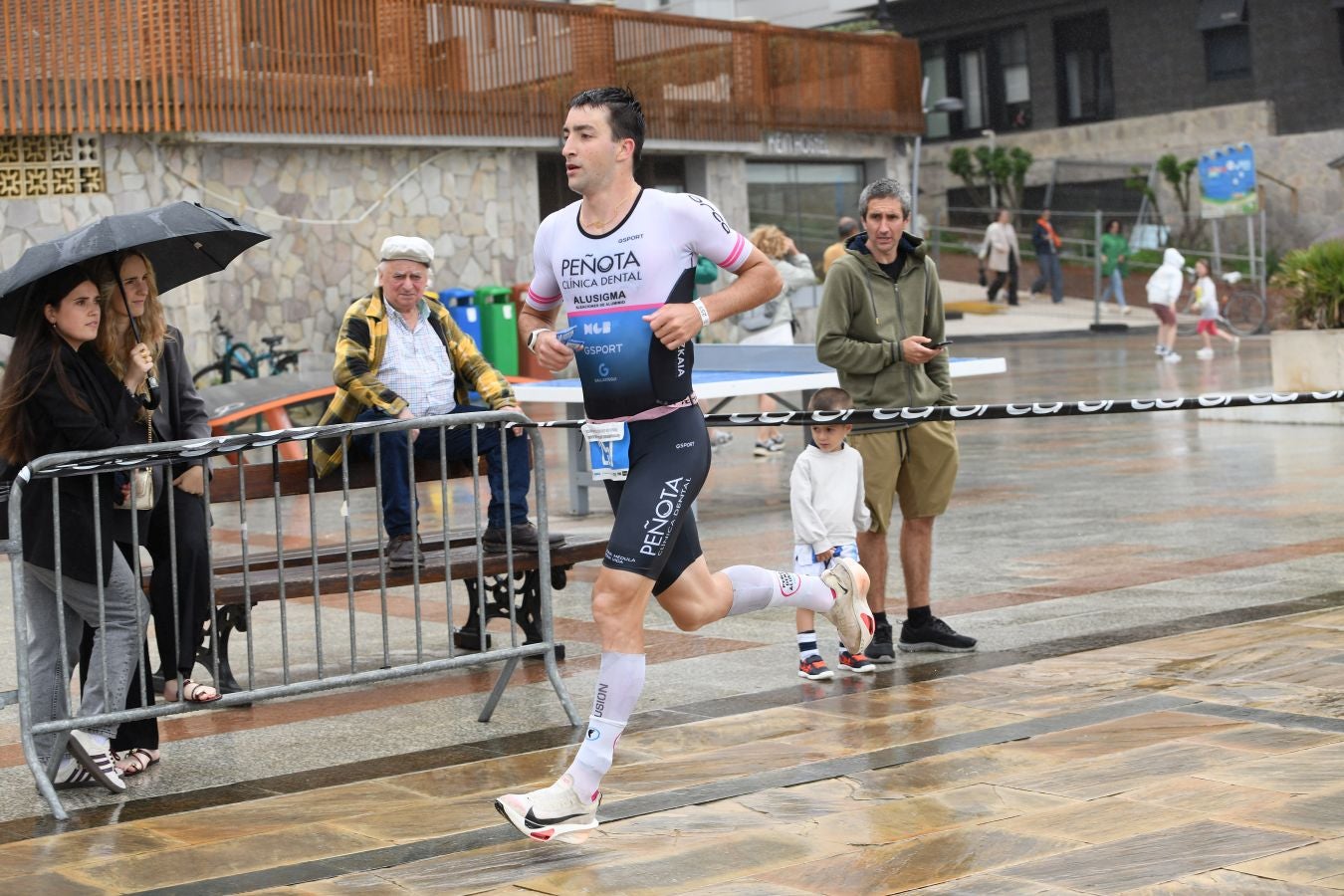 La lluvia no detiene a Montiel y Siffert en el triatlón de Zarautz