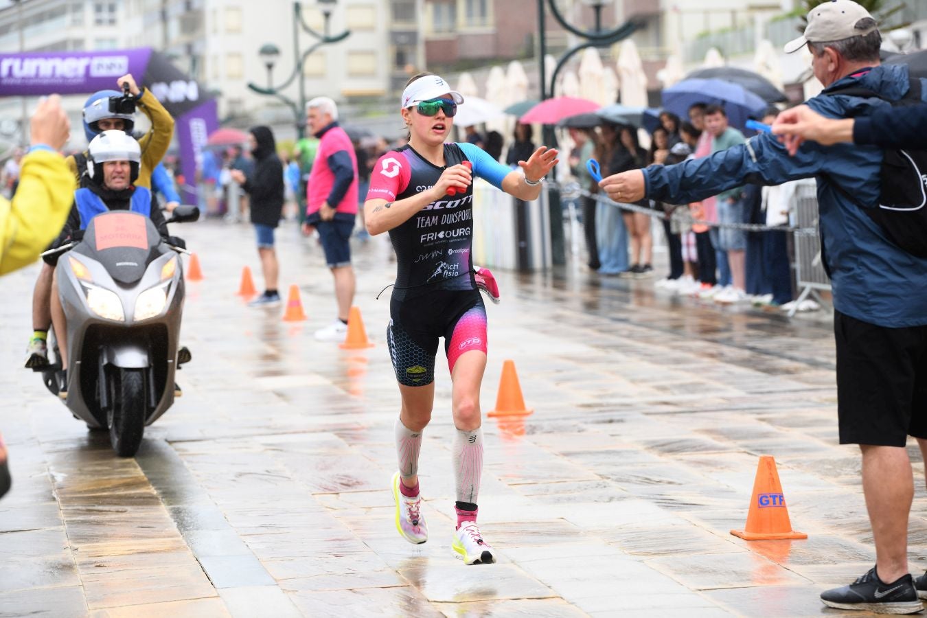 La lluvia no detiene a Montiel y Siffert en el triatlón de Zarautz