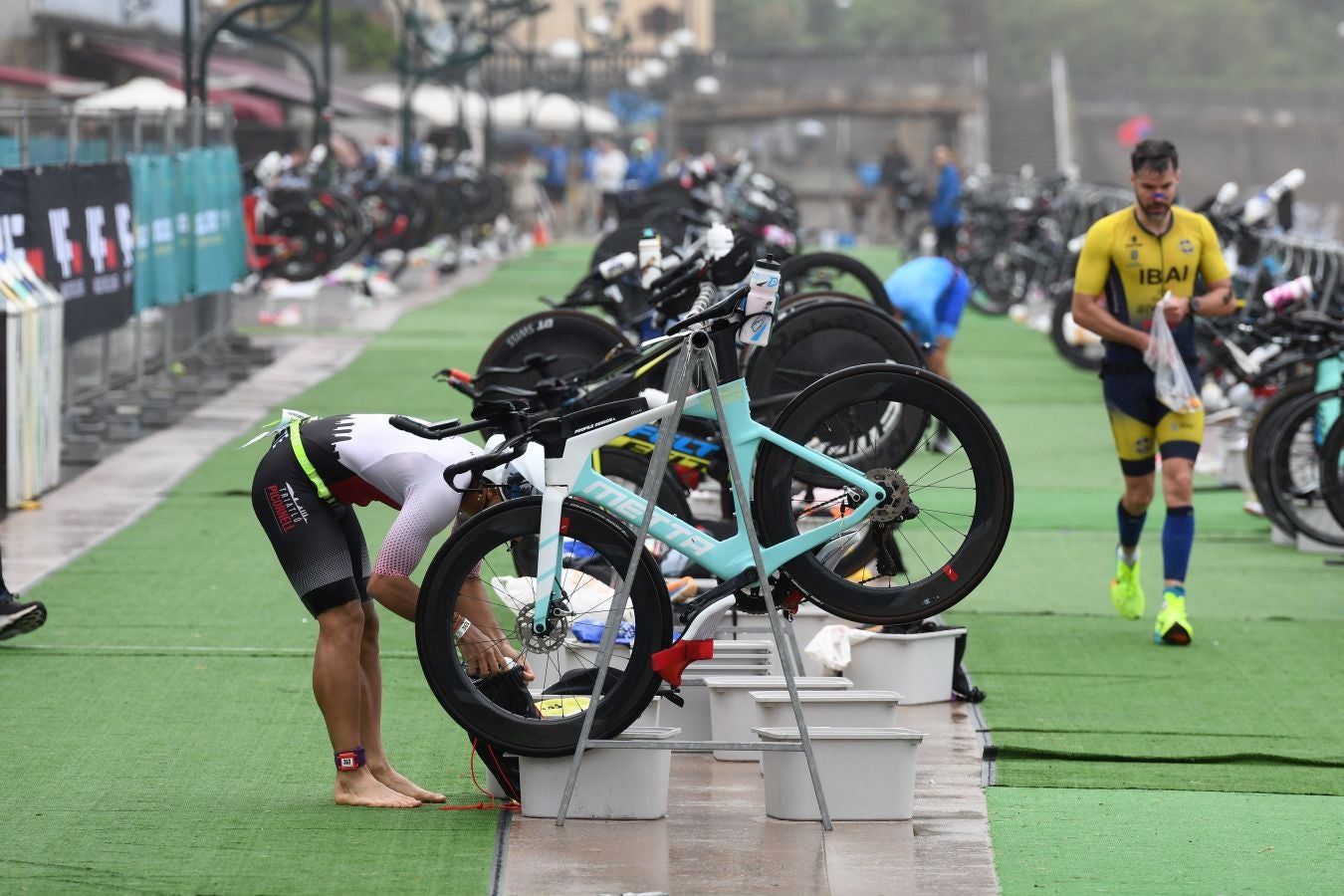 La lluvia no detiene a Montiel y Siffert en el triatlón de Zarautz