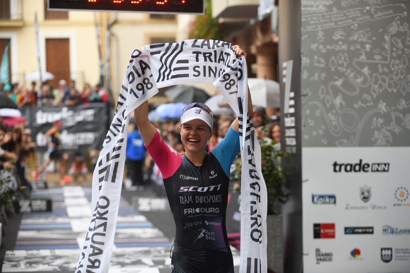 La lluvia no detiene a Montiel y Siffert en el triatlón de Zarautz