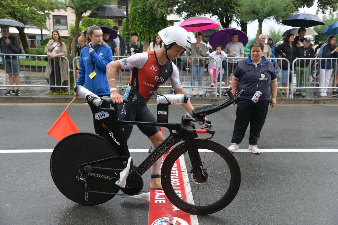 La lluvia no detiene a Montiel y Siffert en el triatlón de Zarautz