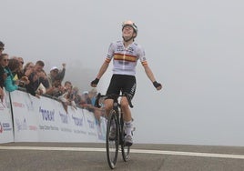 Usoa Ostolaza cruza triunfal la línea de meta en la cima del Soulor en la segunda etapa del Tour de los Pirineos.