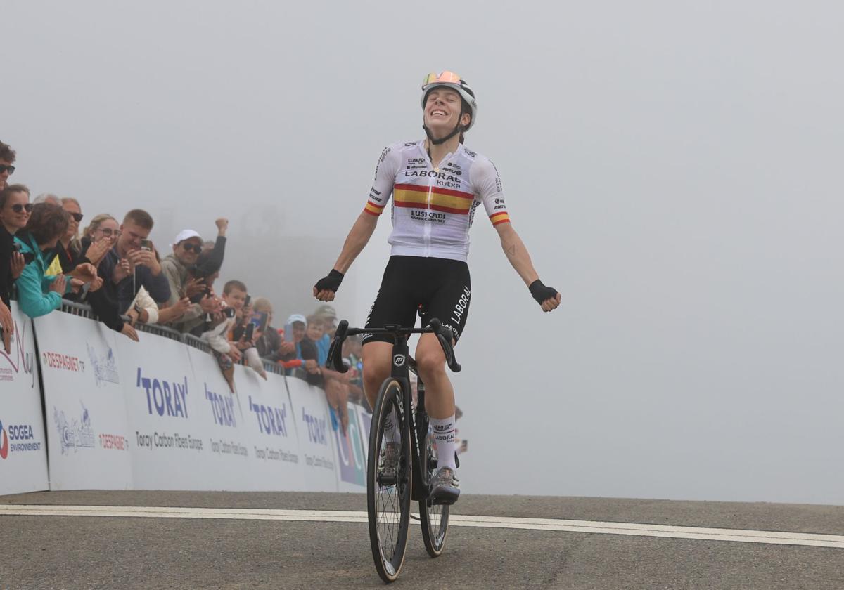 Usoa Ostolaza cruza triunfal la línea de meta en la cima del Soulor en la segunda etapa del Tour de los Pirineos.