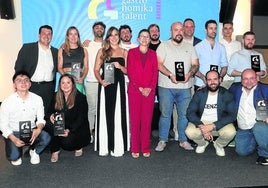 Los premiados posan con Ana Rivas, directora general del Gobierno de Navarra.