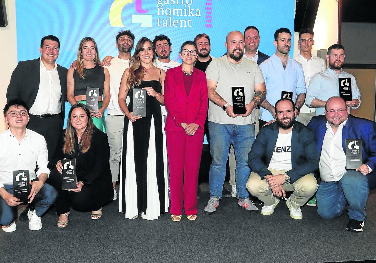 Los premiados posan con Ana Rivas, directora general del Gobierno de Navarra.