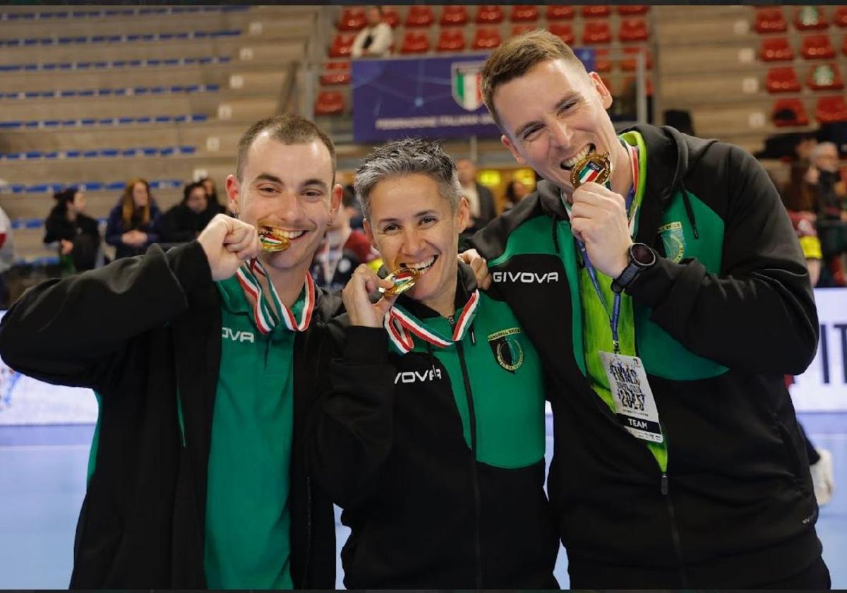 Narkis Arrondo, primero por la izquierda, muerde la medalla de campeón de Copa de Italia junto a los entrenadores Cristina Cabeza y Bruno Tonelli.