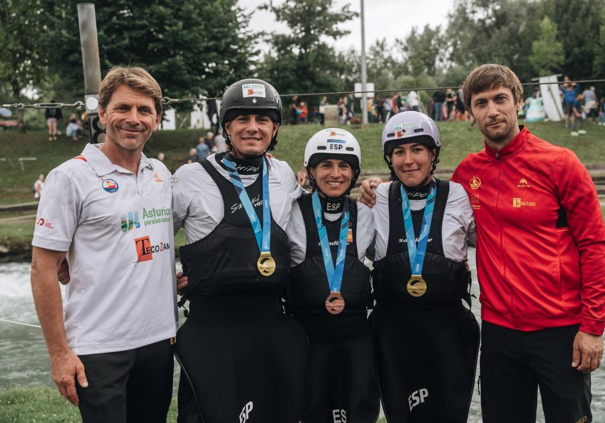 Xabier Etxaniz, Pau Echaniz, Maialen Chourraut, Miren Lazkano y Aritz Fernández, ayer en Pau.