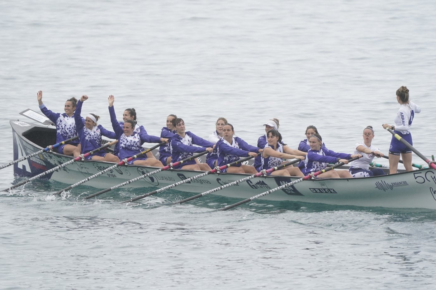 Las remeras de Arraun Lagunak saludan a aficionados y familiares tras imponerse a Tolosaldea en la regata.
