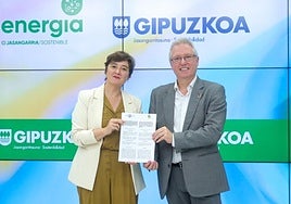 Aizpea Otaegi y José Ignacio Asensio firmaron el convenio de colaboración entre la Diputación de Gipuzkoa y la Agencia de Desarrollo Oarsoaldea.