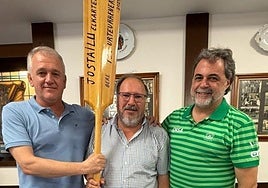 Detalle. El club de remo agradeció el apoyo de la sociedad Jostallu.