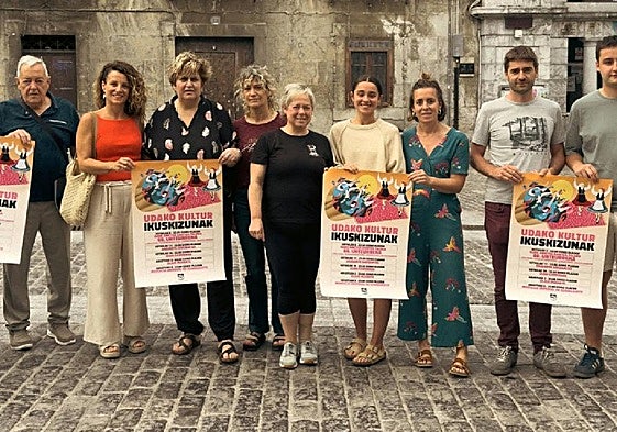 Udalaren eta herriko eragile ezberdinen ordezkariak udako kultur egitaraua aurkezteko agerraldian.