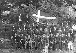 La ikurriña bergaresa en una imagen captada en San Martzial que está datada en 1905.