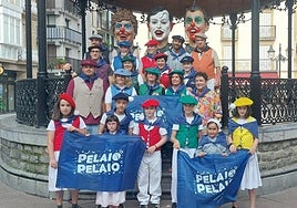 Representantes de la tamborrada infantil y de adultos, cabezudos, y el alcalde Xabier Txurruka en la presentación del programa de los San Pelaios 2025 en Musika Plaza.