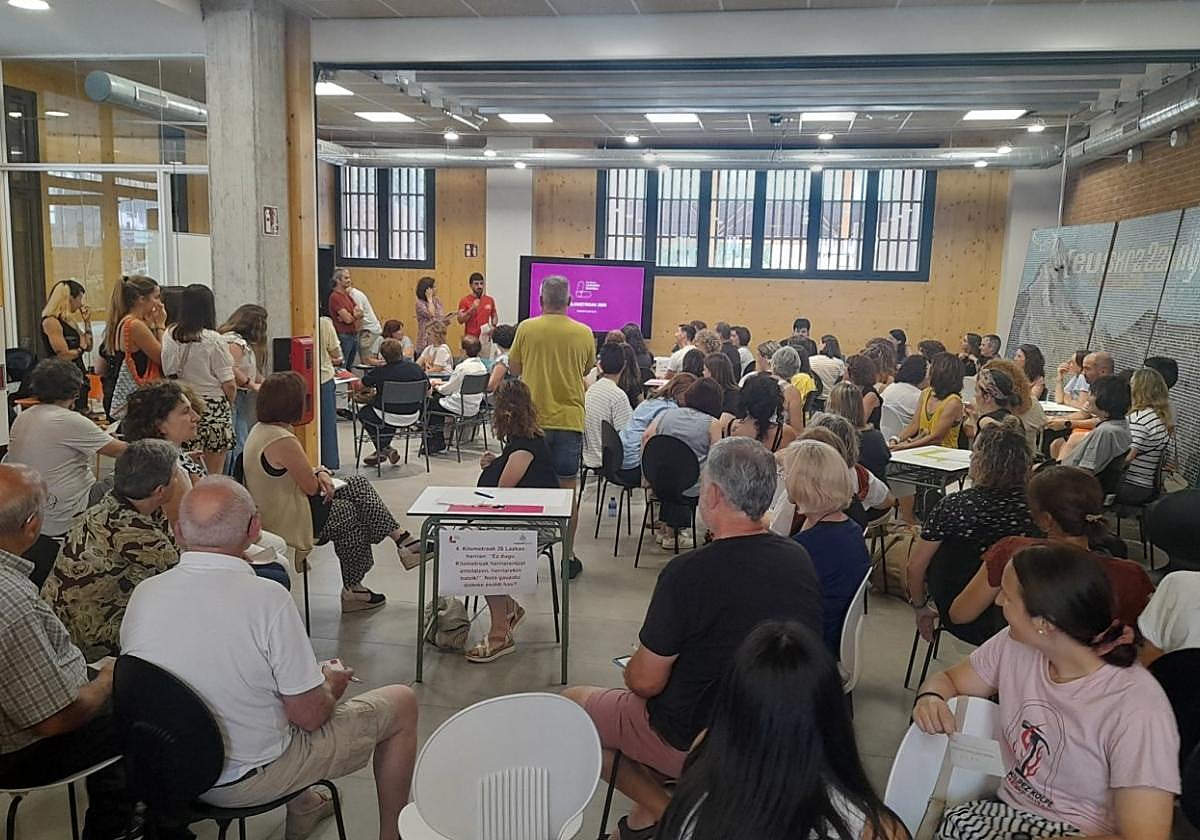 Datorren urtean ospatuko den Kilometroak 2026 antolatzen hasteko lehen bilera jendetsua.