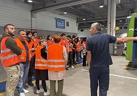 Un momento de la visita realizada a las instalaciones de Dbus.