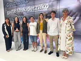 Goizane Álvarez diputatuarekin batera, 2024an beka jasotako hiru gazte izan ziren deialdiaren aurkezpenean.