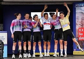 El Laboral Kutxa posa en el podio con Usoa Ostolaza de amarillo.