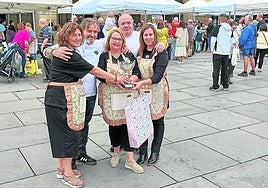 Las ganadoras María José Lozano, Dori Francho y Belén Sauce, con los chefs del jurado Félix Manso e Iñaki Barros.
